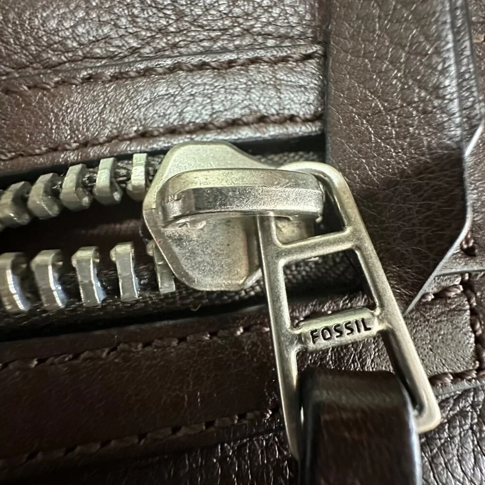 Fossil Brown Leather Crossbody Bag With Front Zip Pocket & Adjustable Strap - Picture 7 of 12